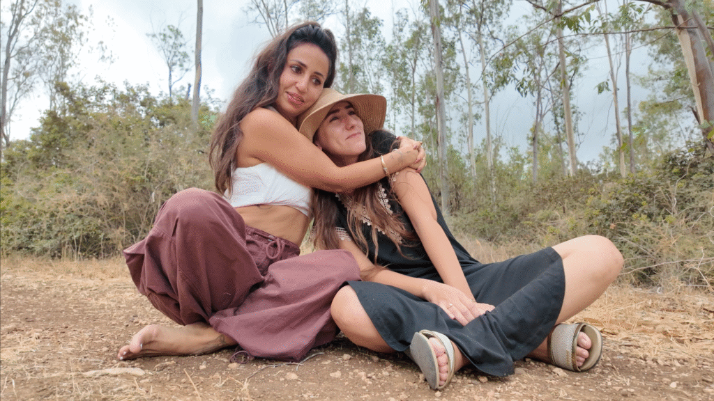 שתי נשים מתחבקות ביער